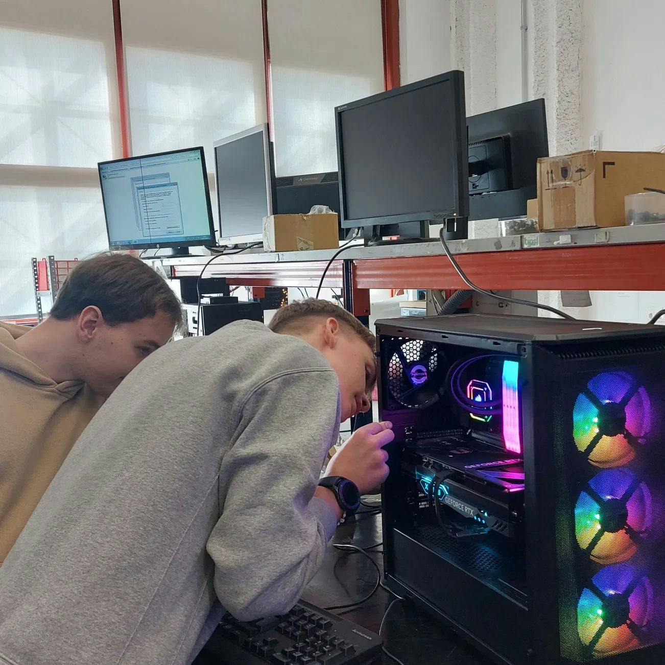 Informatycy z ZSE składający komputery