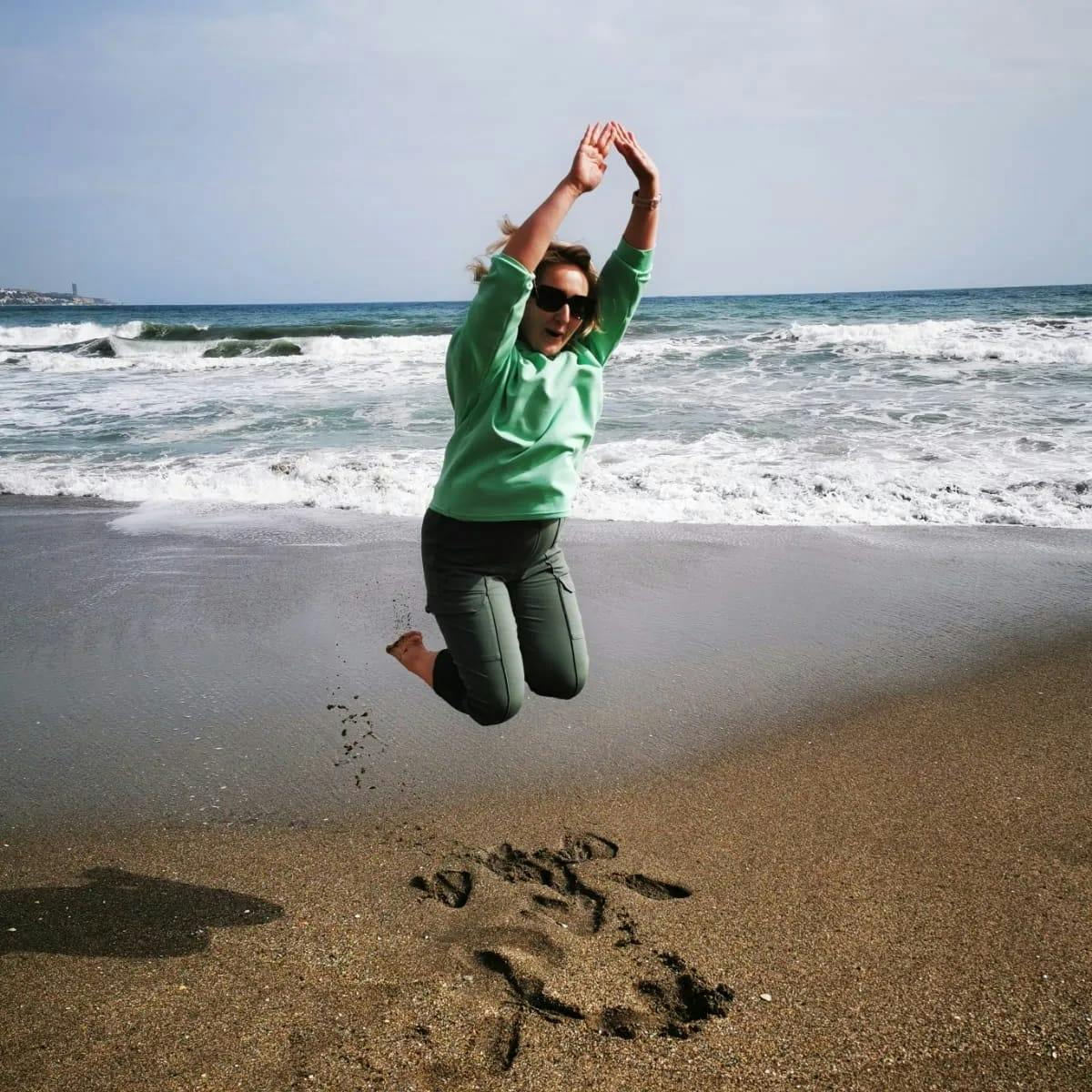 Nauczycielka z ZSE skacząca na plaży
